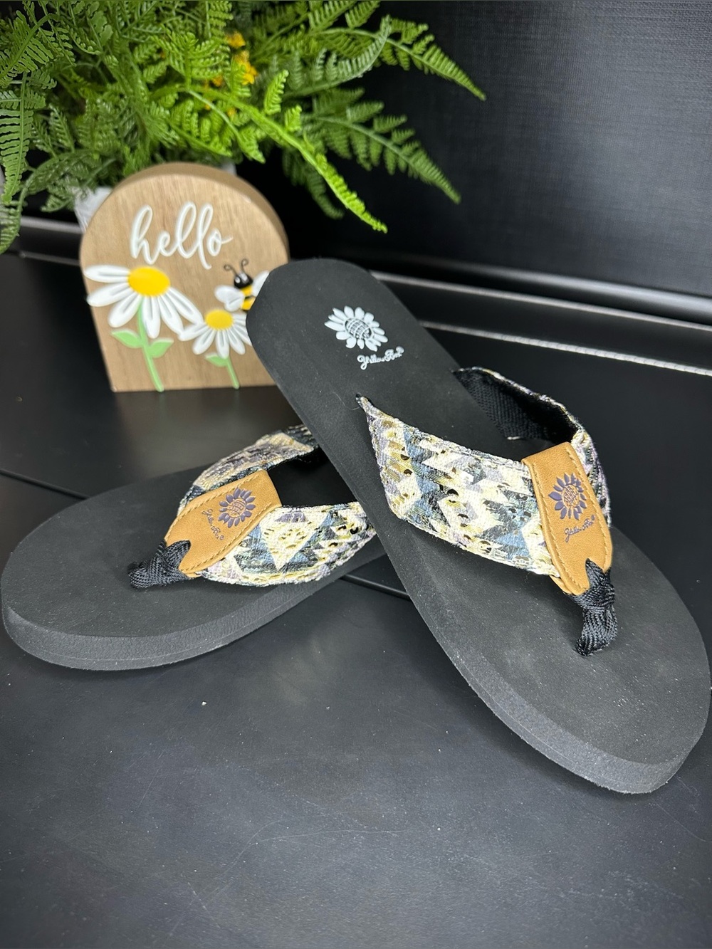 Yellow Box Kaden Grey Flip Flop Sandals size 8.5 women's